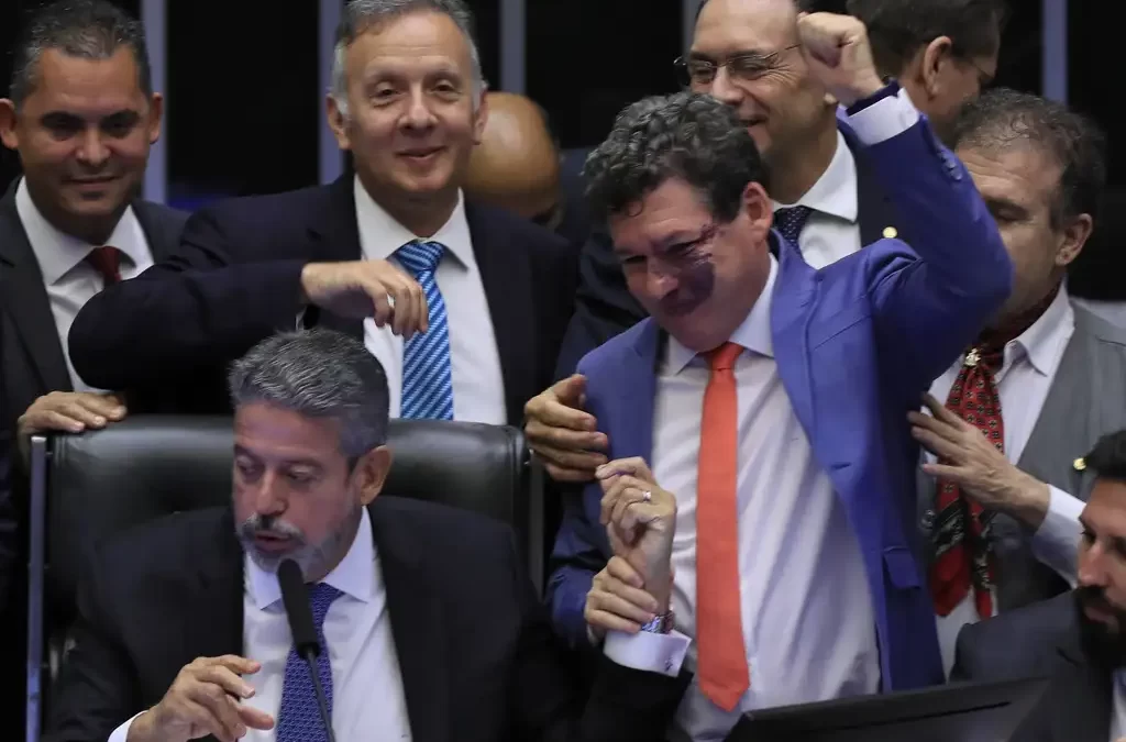 Câmara rejeita mudanças do Senado e aprova reforma tributária