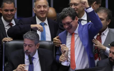 Câmara rejeita mudanças do Senado e aprova reforma tributária