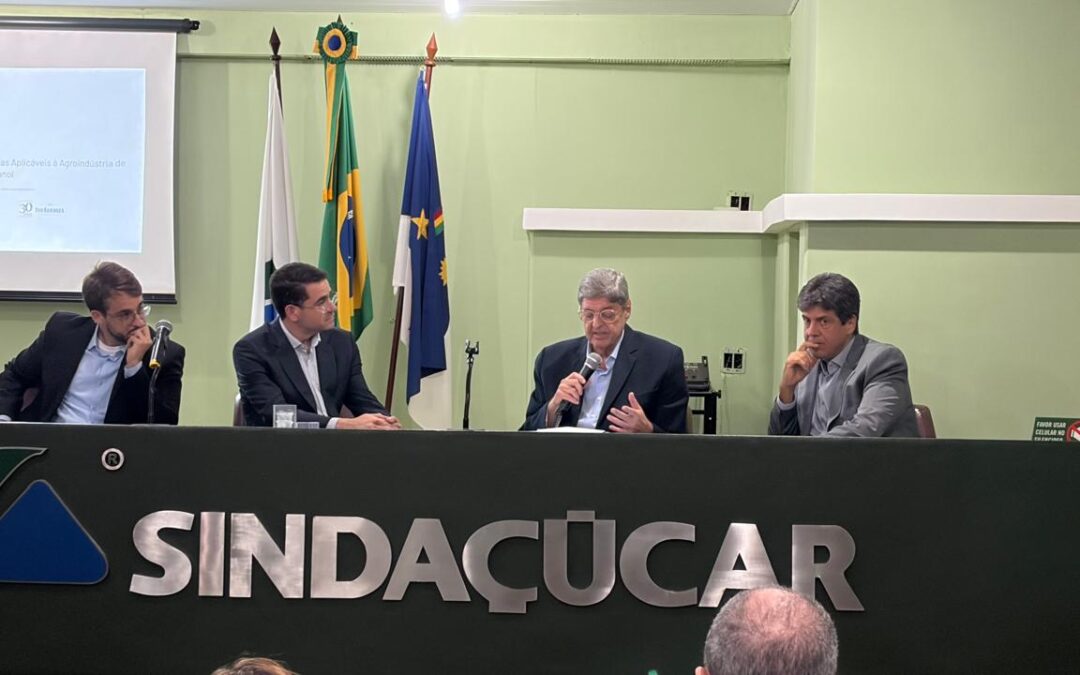 Tributaristas do escritório dão palestra sobre os impactos da reforma tributária no setor sucroalcooleiro.